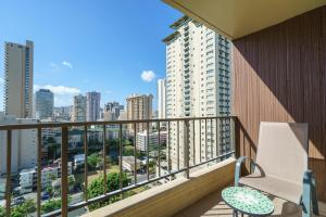 balcón con vistas a la ciudad en Studio Unit at the Royal Garden, in Waikiki ワイキキ・ロイヤルガーデン en Honolulu