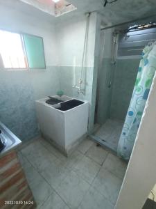 y baño con lavabo y ducha. en Hermoso apartamento independiente para pareja, en Villavicencio