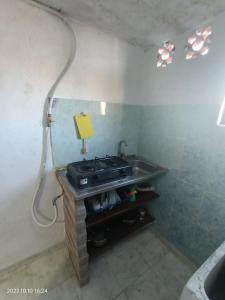 cocina con fogones y fregadero en Hermoso apartamento independiente para pareja, en Villavicencio