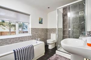 Ванна кімната в Spacious house, private garden, parking & Netflix