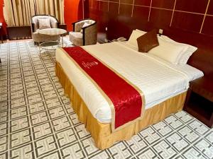 سرير أو أسرّة في غرفة في Al Mansour Grand Hotel فندق المنصور جراند
