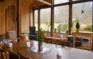 une salle à manger avec une table et une grande fenêtre dans l'établissement Pet Friendly Home In Vinslv With House A Panoramic View, à Vinslöv