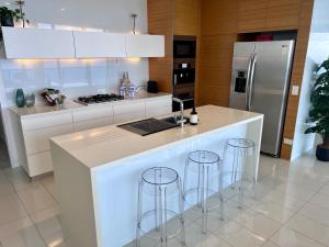 Cucina o angolo cottura di Sub Penthouse Oracle 46th floor - GC Getaways