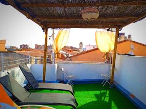 balcone con sedie e vista su un tetto di Loft CENTRO Con parking GRATIS y Azotea CHILLOUT GRATIS! a Talavera de la Reina