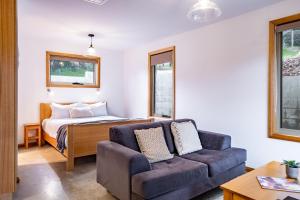 Freycinet Stone Studio 8 - Sandstone في كولز باي: غرفة معيشة مع أريكة وسرير