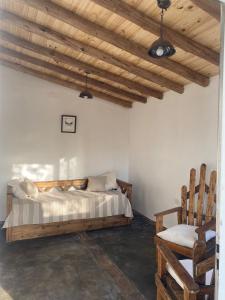 1 dormitorio con 1 cama y 1 silla en Apartamento Cerrito en San Rafael