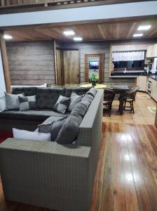 ein Wohnzimmer mit Sofa und Tisch in der Unterkunft Apartamento Bella Vista Gramado in Gramado