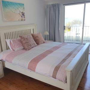 מיטה או מיטות בחדר ב-Stunning lakefront 4-bedroom, 2.5-bath home