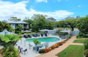 an image of a swimming pool at a resort at Noosa River Retreat Holiday Apartments in Noosaville