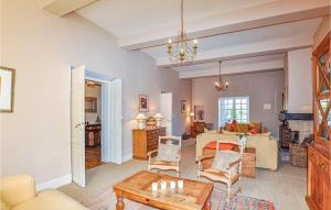 Thézan-des-Corbières的住宿－泰桑雷斯科比爾勒59號度假屋，客厅配有沙发和桌子