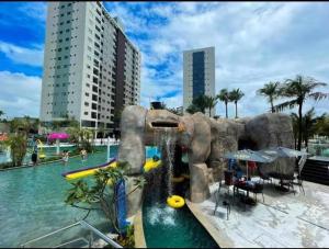 una piscina con un tobogán de agua en un complejo turístico en salinas premium resort, en Salinópolis
