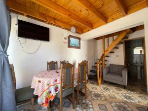 um quarto com uma mesa e uma televisão na parede em Cabañas Las Palmeras Pichilemu em Pichilemu