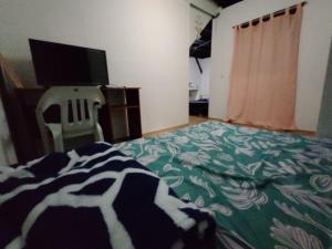 Ein Bett oder Betten in einem Zimmer der Unterkunft CASA BLANCA Apartaestudios