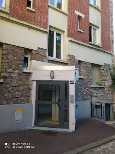 Zdjęcie z galerii obiektu logement entier situé à côté de la gare de Versailles chantier w Wersalu