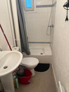 Zdjęcie z galerii obiektu logement entier situé à côté de la gare de Versailles chantier w Wersalu