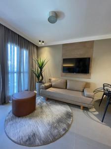 維多利亞的住宿－Flat PRAIA Home Experience Dante Michelini，客厅配有沙发和桌子