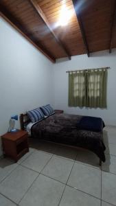 a bedroom with a bed and a wooden ceiling at Casa del Río in Puerto Iguazú