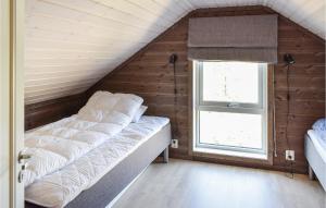 Ce lit se trouve dans un dortoir doté d'une fenêtre. dans l'établissement 4 Bedroom Cozy Home In Sjusjen, à Sjusjøen