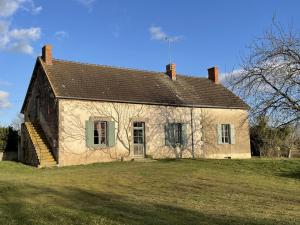 una vieja casa de piedra sentada en un campo de hierba en Gîte Chappes (Allier), 4 pièces, 6 personnes - FR-1-489-90, en Chappes