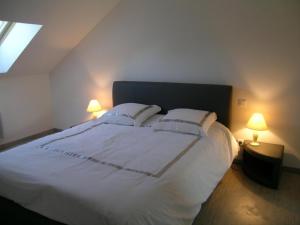 מיטה או מיטות בחדר ב-Gîte Urçay, 6 pièces, 8 personnes - FR-1-489-128