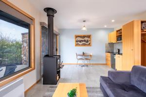 sala de estar con sofá y fogones en Freycinet Stone Studio 4 - Granite, en Coles Bay