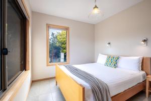- une chambre avec un lit et une fenêtre dans l'établissement Freycinet Stone Studio 3 - Feldspar, à Coles Bay