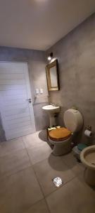 Entre Cardos y Nieves في بوتريريلوس: حمام مع مرحاض ومغسلة