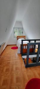 um quarto com uma cama e piso em madeira em Entre Cardos y Nieves em Potrerillos