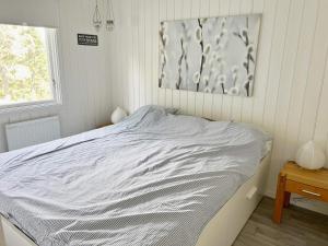เตียงในห้องที่ Holiday home VÄDDÖ VII