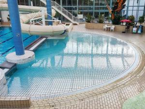 Bazén v ubytování Holiday home Gjern IV nebo v jeho okolí