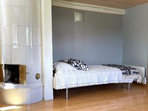 un piccolo letto in una stanza con parete di Holiday home GAMLEBY VI a Gamleby