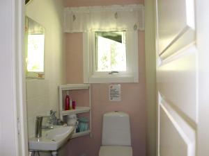 uma casa de banho com um WC, um lavatório e uma janela em Holiday home SIMLÅNGSDALEN IV em Simlångsdalen