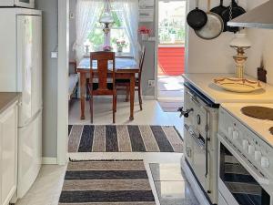 Kuchyň nebo kuchyňský kout v ubytování Holiday home öRSJö II