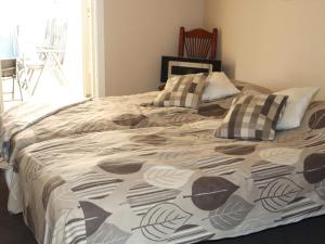 uma cama com duas almofadas num quarto em Holiday home SIMLÅNGSDALEN IV em Simlångsdalen