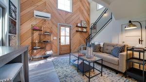 A newly built Tiny House in the center of Historic Kennett Square的休息区