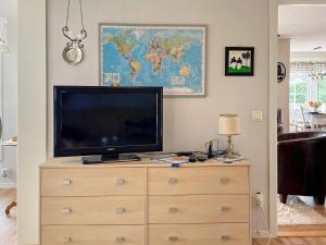 En tv och/eller ett underhållningssystem på Holiday home HJO III