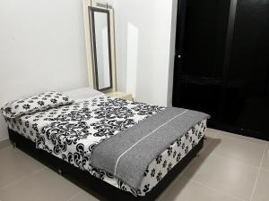 1 cama con una manta blanca y negra y un espejo en EL MILAGRO FINCA VACACIONAL en San Rafael