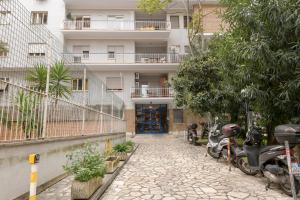 een gebouw met motoren die ervoor geparkeerd staan bij Aurelia Home Guest House in Rome