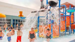 un grupo de personas jugando en un parque acuático en 72 Holiday Resort Unity Brean Centrally Located - Resort Passes Included - Pet Stays Free No workers Sorry en Brean