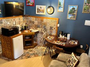 salon z blatem i stołem z kuchenką mikrofalową w obiekcie Cabana Drechsler Gramado w mieście Gramado