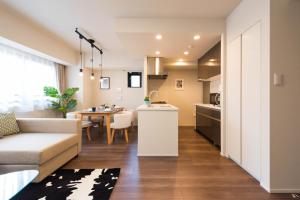 een woonkamer en een keuken met een bank en een tafel bij HIZ HOTEL - Vacation STAY 08955v in Tokyo