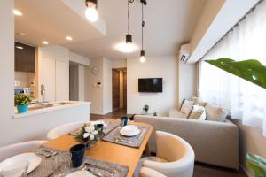 東京にあるHIZ HOTEL - Vacation STAY 08955vのテーブルとソファのあるリビングルーム