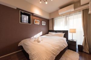 een slaapkamer met een bed met twee handdoeken erop bij HIZ HOTEL - Vacation STAY 08955v in Tokyo