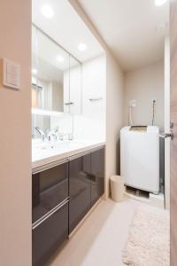 東京にあるHIZ HOTEL - Vacation STAY 08955vの洗面台と大きな鏡のあるバスルーム +18枚の写真