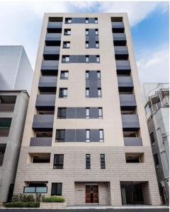 een hoog gebouw met veel ramen erop bij HIZ HOTEL - Vacation STAY 08955v in Tokyo