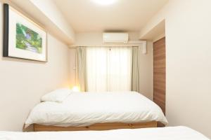 um quarto com 2 camas e uma janela em HIZ HOTEL - Vacation STAY 18549v em Tóquio