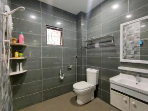 y baño con aseo y lavamanos. en Three-Bedroom House at Tyara Homestay Sunway, en Petaling Jaya