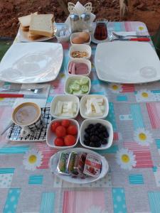 uma mesa com pratos de comida numa mesa em Secret garden no:01 em Famagusta