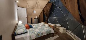 モンテベルデ・コスタリカにあるDomo Glamping Monteverdeのテント内のベッド1台が備わるベッドルーム1室