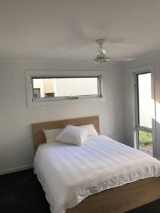 Postel nebo postele na pokoji v ubytování Smiths Beach Retreat - Surfers heaven FreeWiFi